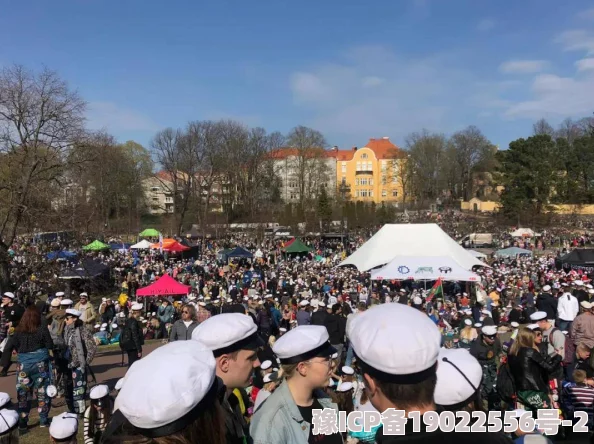 波兰大白屁股惊现罕见奇观，数百游客蜂拥而至，现场气氛火爆引发热议！