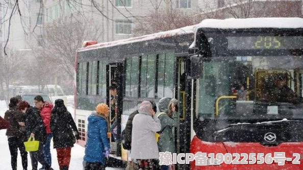 三个人在公交车玩我一个人，惊现公交车厢内意外惊喜，乘客全程围观引发热议！