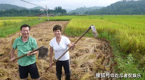 儿耕妈荒废的田，邻居传闻她与富商私情惊人，引发村民热议