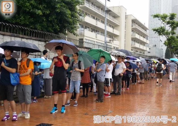 咸片免费发放引发市民热潮，排队长龙持续数小时，现场气氛火爆！