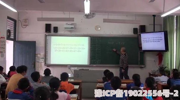 把数学课代表按在桌子上抄，竟然引发全班同学的热议与讨论，背后隐藏着怎样的故事和情感纠葛？