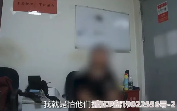 女同学我就在旁边看着，校园内惊现神秘事件，引发全校热议与关注！